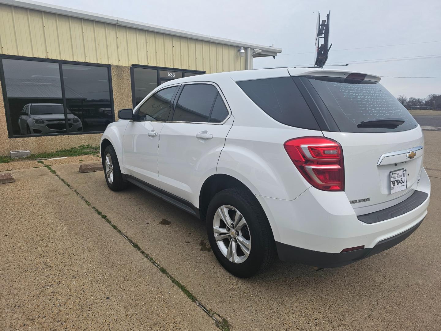 2017 WHITE Chevrolet Equinox LS 2WD (2GNALBEK6H6) with an 2.4L L4 DOHC 16V FFV engine, 6A transmission, located at 533 S Seven Points BLVD, Seven Points, TX, 75143, (430) 255-4030, 32.313999, -96.209351 - Photo#3